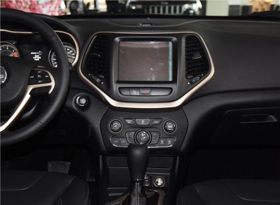 自由光 2016款 2.0L 优越版 中控类   中控台