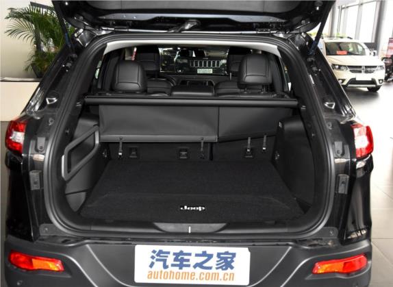 自由光 2016款 2.0L 优越版 车厢座椅   后备厢