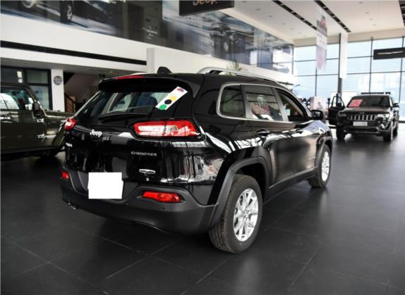 自由光 2016款 2.0L 优越版 外观   斜后