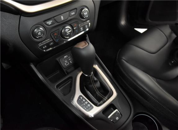 自由光 2016款 2.0L 优越版 中控类   挡把