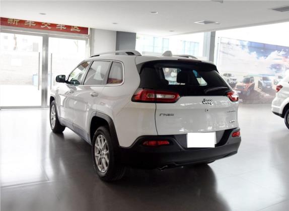 自由光 2016款 2.0L 智能版 外观   斜后