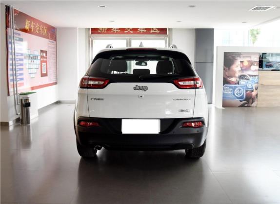 自由光 2016款 2.0L 智能版 外观   正后
