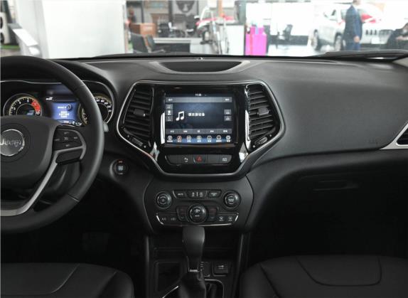 自由光 2020款 2.0T 两驱领先版 中控类   中控台