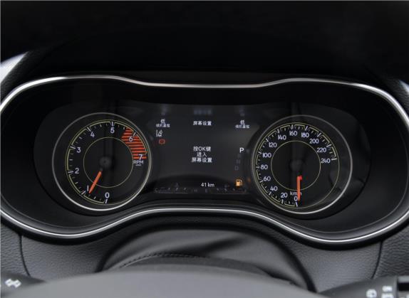 自由光 2020款 2.0T 四驱豪华版 中控类   仪表盘
