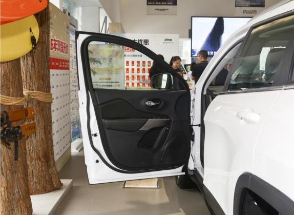自由光 2020款  2.0L 两驱安全升级版 车厢座椅   前门板
