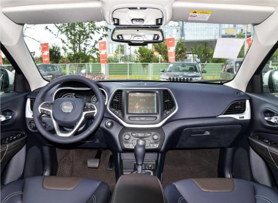 自由光 2020款 2.0L 两驱经典运动版 中控类   中控全图
