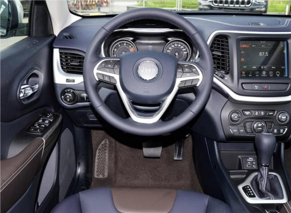 自由光 2020款 2.0L 两驱经典运动版 中控类   驾驶位