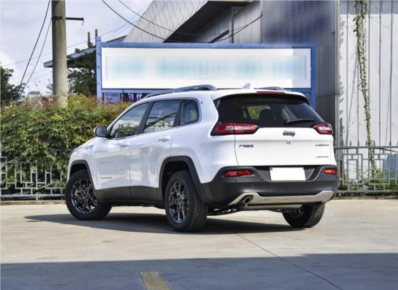 自由光 2020款 2.0L 两驱经典运动版 外观   斜后