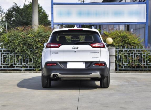 自由光 2020款 2.0L 两驱经典运动版 外观   正后