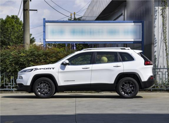 自由光 2020款 2.0L 两驱经典运动版 外观   正侧