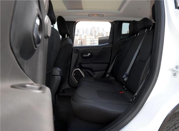 自由侠 2016款 2.0L 自动四驱75周年致敬版 车厢座椅   后排空间