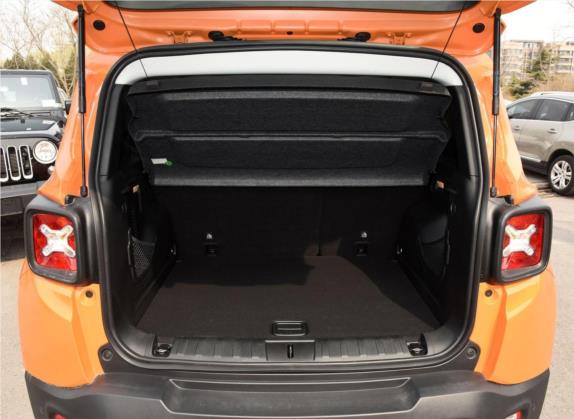 自由侠 2017款 180TS 自动四驱越能敞篷版 车厢座椅   后备厢