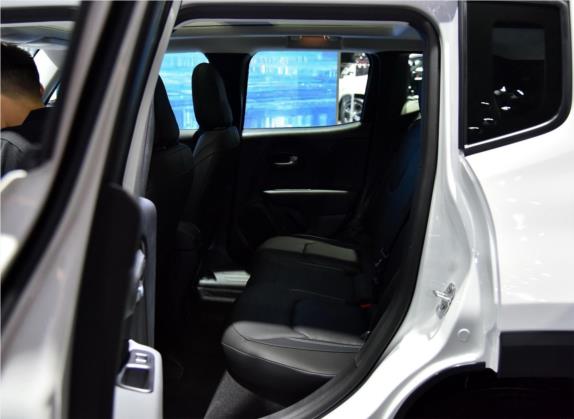 自由侠 2019款 220T 自动四驱精英版 车厢座椅   后排空间