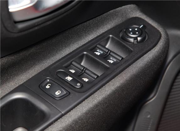 自由侠 2019款 220T 自动领先版 车厢座椅   门窗控制
