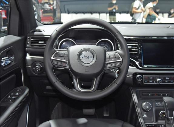 大指挥官 2021款 2.0T 四驱80周年纪念版 中控类   驾驶位