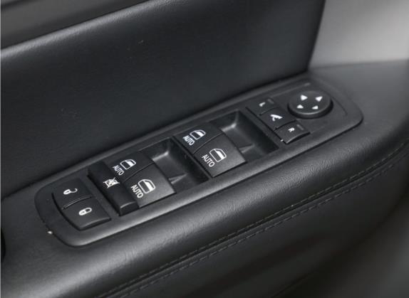 大指挥官 2022款 2.0T 两驱精英版 车厢座椅   门窗控制
