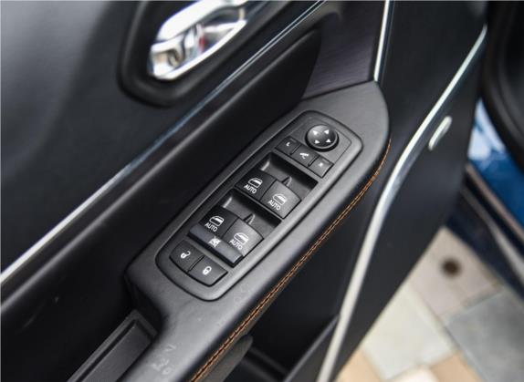 指挥官 2018款 2.0T 四驱智享版 国V 车厢座椅   门窗控制
