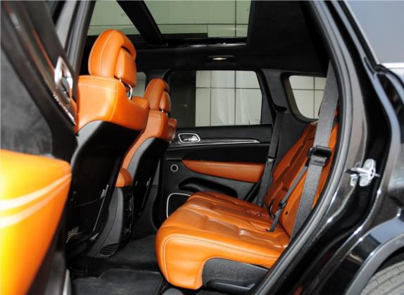 大切诺基 SRT 2014款 6.4L SRT8 车厢座椅   后排空间
