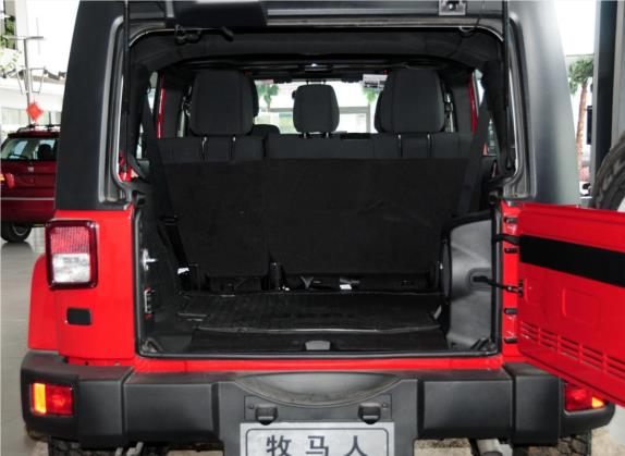 牧马人 2011款 3.8L Sahara 四门版 车厢座椅   后备厢