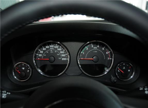 牧马人 2011款 3.8L Sahara 四门版 中控类   仪表盘