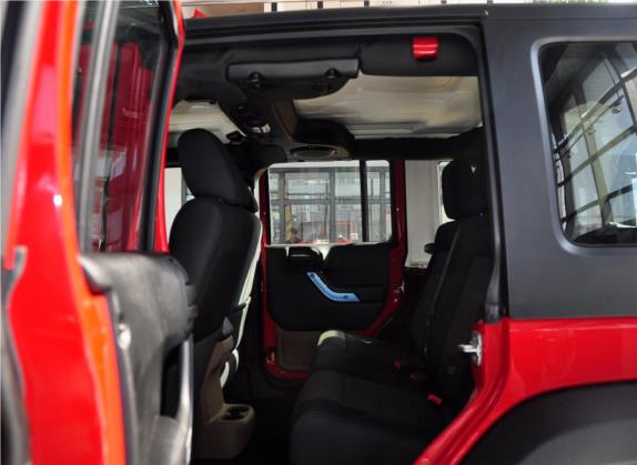 牧马人 2011款 3.8L Rubicon 四门版 车厢座椅   后排空间