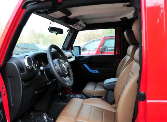 牧马人 2012款 3.6L Rubicon 两门版 车厢座椅   前排空间