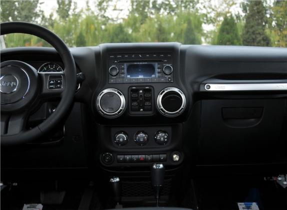 牧马人 2012款 3.6L Rubicon 四门版 中控类   中控台