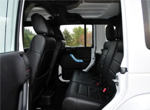 牧马人 2012款 3.6L Rubicon 四门版 车厢座椅   后排空间