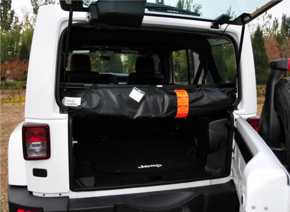 牧马人 2012款 3.6L Rubicon 四门版 车厢座椅   后备厢