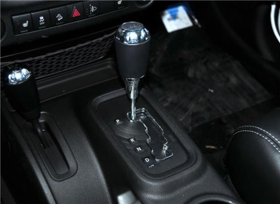 牧马人 2012款 3.6L Rubicon 四门版 中控类   挡把