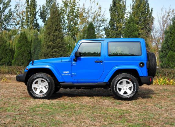 牧马人 2012款 3.6L Sahara 两门版 外观   正侧