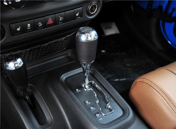 牧马人 2012款 3.6L Sahara 两门版 中控类   挡把