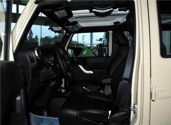 牧马人 2012款 3.6L Sahara 四门版 车厢座椅   前排空间