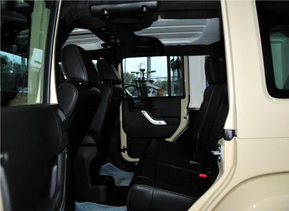 牧马人 2012款 3.6L Sahara 四门版 车厢座椅   后排空间