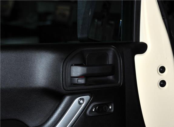牧马人 2012款 3.6L Sahara 四门版 车厢座椅   门窗控制