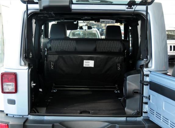 牧马人 2012款 3.6L Sahara 极地版 车厢座椅   后备厢