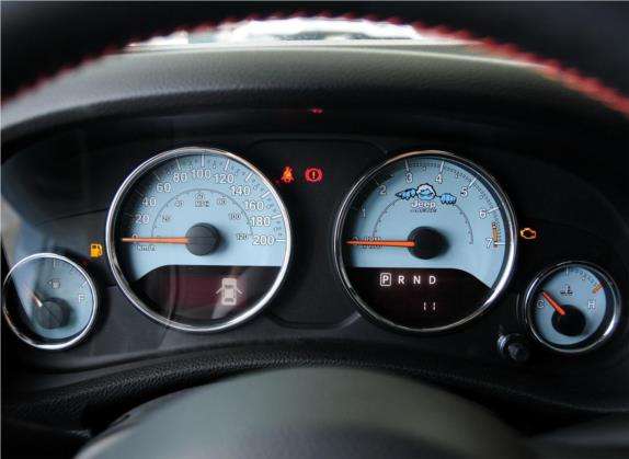 牧马人 2012款 3.6L Sahara 极地版 中控类   仪表盘