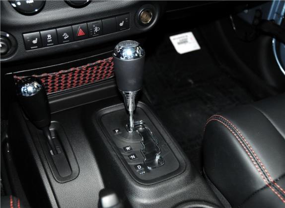 牧马人 2012款 3.6L Sahara 极地版 中控类   挡把
