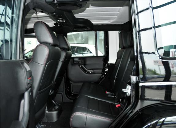 牧马人 2012款 3.6L 四门梦十珍藏版 车厢座椅   后排空间