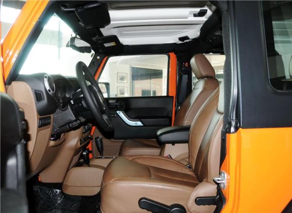 牧马人 2013款 3.6L Rubicon 两门版 车厢座椅   前排空间