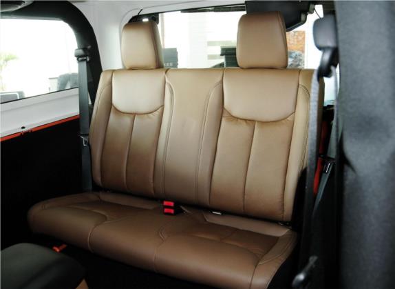 牧马人 2013款 3.6L Rubicon 两门版 车厢座椅   后排空间