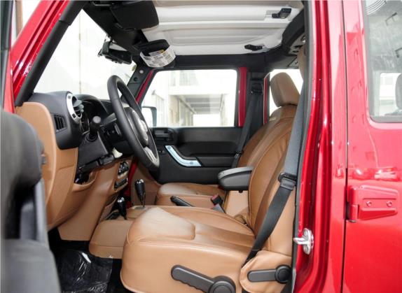 牧马人 2013款 3.6L Sahara 四门版 车厢座椅   前排空间
