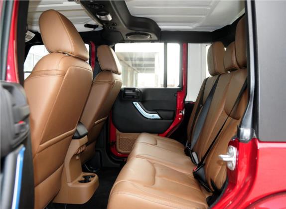 牧马人 2013款 3.6L Sahara 四门版 车厢座椅   后排空间