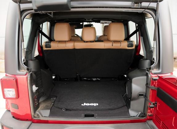牧马人 2013款 3.6L Sahara 四门版 车厢座椅   后备厢