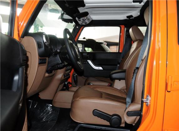 牧马人 2013款 3.6L Rubicon 四门版 车厢座椅   前排空间