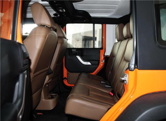 牧马人 2013款 3.6L Rubicon 四门版 车厢座椅   后排空间