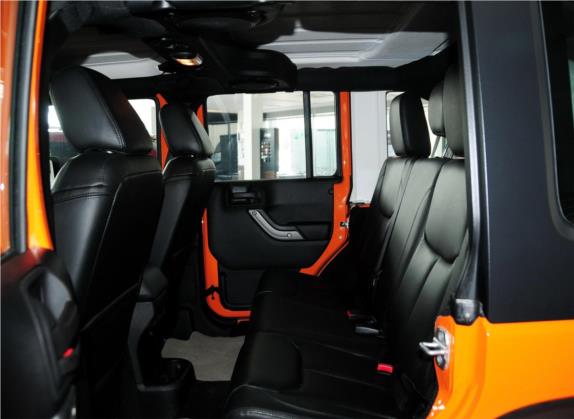 牧马人 2013款 3.6L 四门摩崖特别版 车厢座椅   后排空间