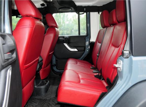 牧马人 2013款 3.6L 四门十周年纪念版 车厢座椅   后排空间