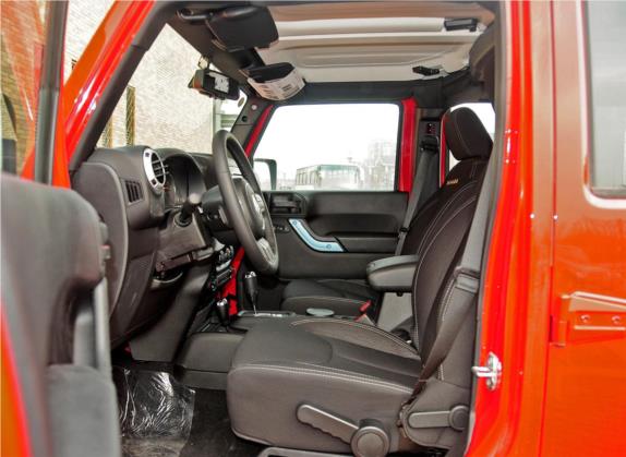 牧马人 2014款 3.0L Sahara 四门版 车厢座椅   前排空间
