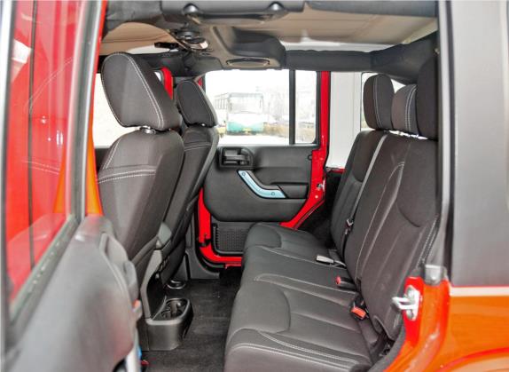 牧马人 2014款 3.0L Sahara 四门版 车厢座椅   后排空间